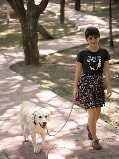 Die mit dem Hund Geht Premium Unisex Shirt Pfotenpoesie
