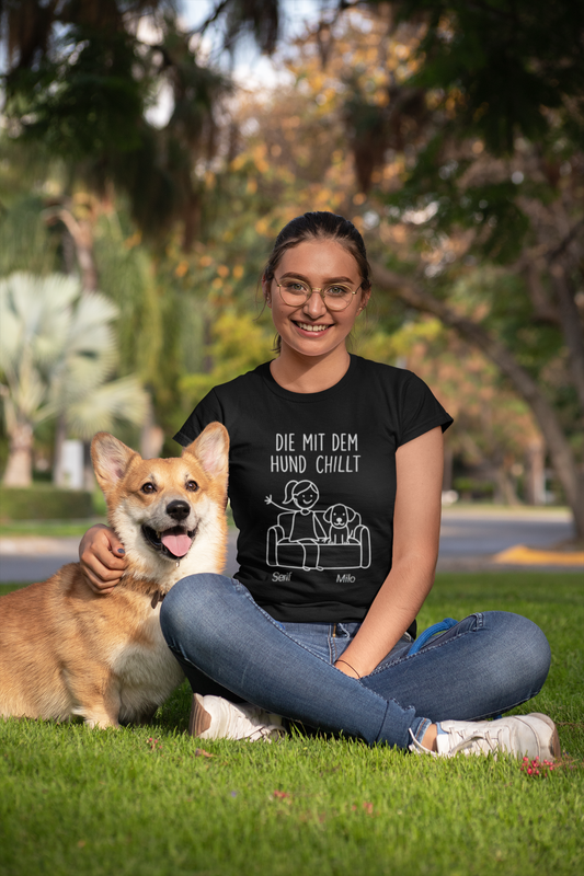 Premium Pfotenpoesie Shirt Die mit dem Hund chillt Personalisierbar