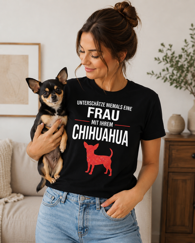 Unterschätze niemals eine Frau mit ihrem Chihuahua Premium Shirt