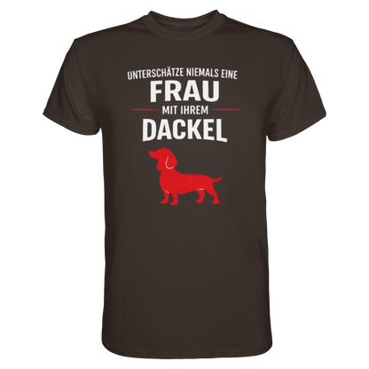 Unterschätze niemals eine Frau mit ihrem Dackel Premium Unisex Shirt Pfotenpoesie