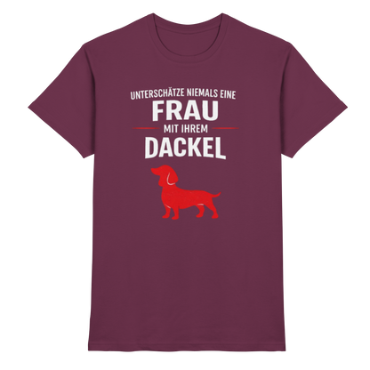 Unterschätze niemals eine Frau mit ihrem Dackel Premium Unisex Shirt Pfotenpoesie