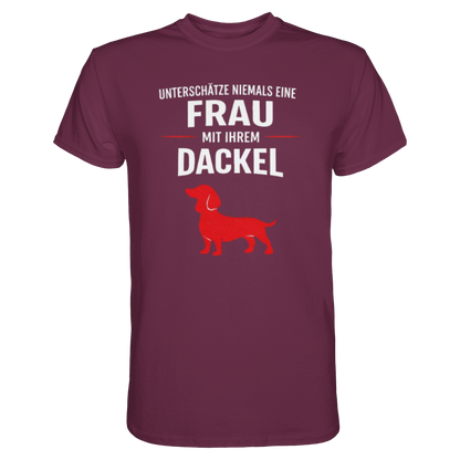 Unterschätze niemals eine Frau mit ihrem Dackel Premium Unisex Shirt Pfotenpoesie