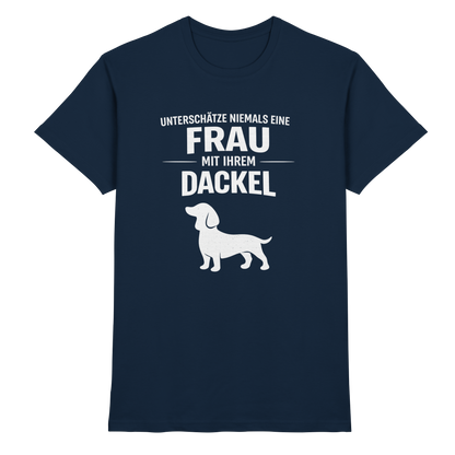 Unterschätze niemals eine Frau mit ihrem Dackel Premium Unisex Shirt Pfotenpoesie