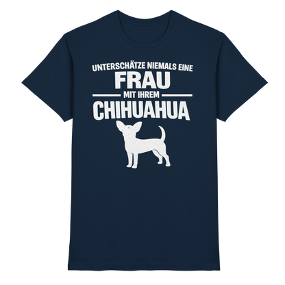 Unterschätze niemals eine Frau mit ihrem Chihuahua Premium Shirt