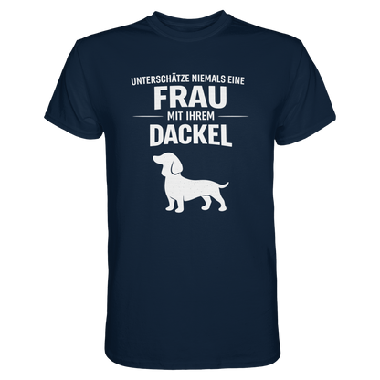 Unterschätze niemals eine Frau mit ihrem Dackel Premium Unisex Shirt Pfotenpoesie