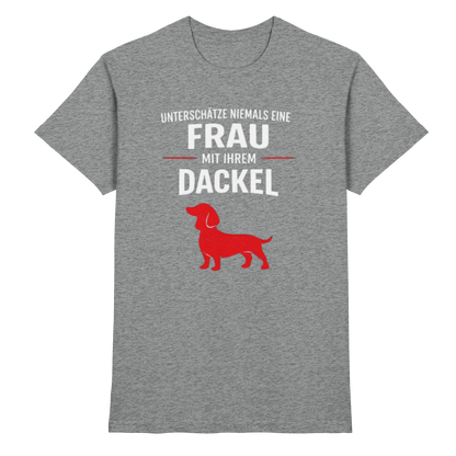 Unterschätze niemals eine Frau mit ihrem Dackel Premium Unisex Shirt Pfotenpoesie