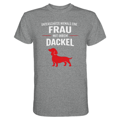 Unterschätze niemals eine Frau mit ihrem Dackel Premium Unisex Shirt Pfotenpoesie