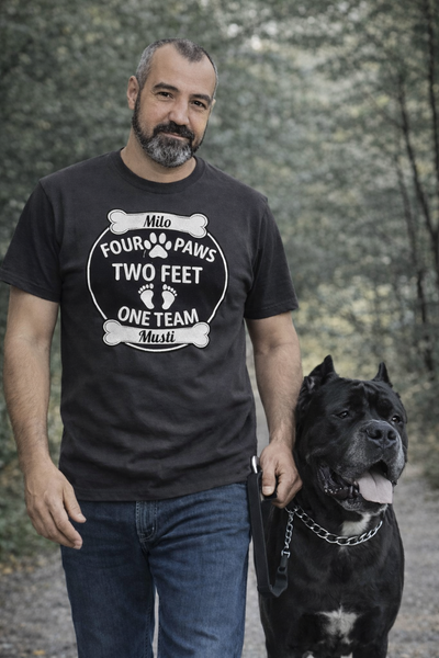 Four Paws  Two Feet One Team Personalisierbares Premium Unisex Shirt