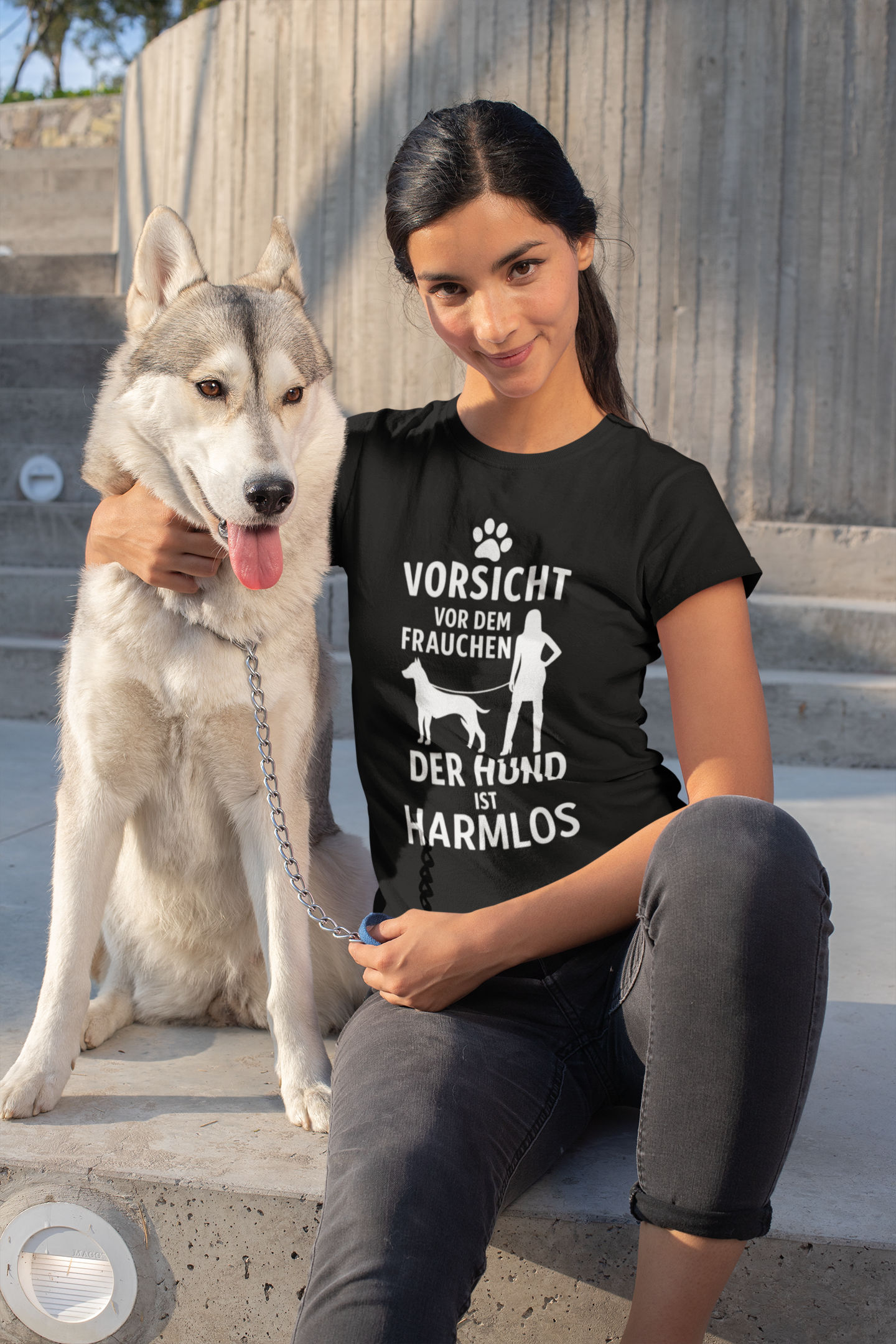 Premium Pfotenpoesie Shirt Vorsicht vor dem Frauchen  der Hund ist harmlos