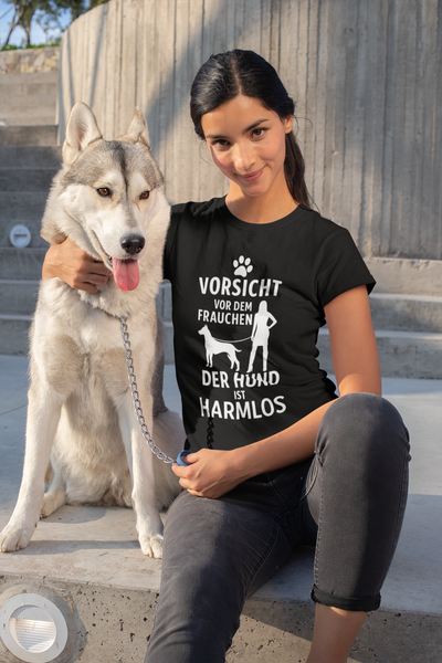 Vorsicht vor dem Frauchen  der Hund ist harmlos Premium Unisex Shirt