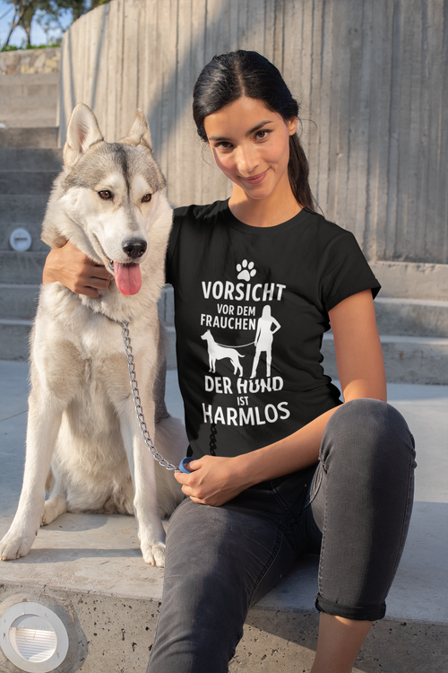 Vorsicht vor dem Frauchen der Hund ist harmlos Premium Unisex Shirt